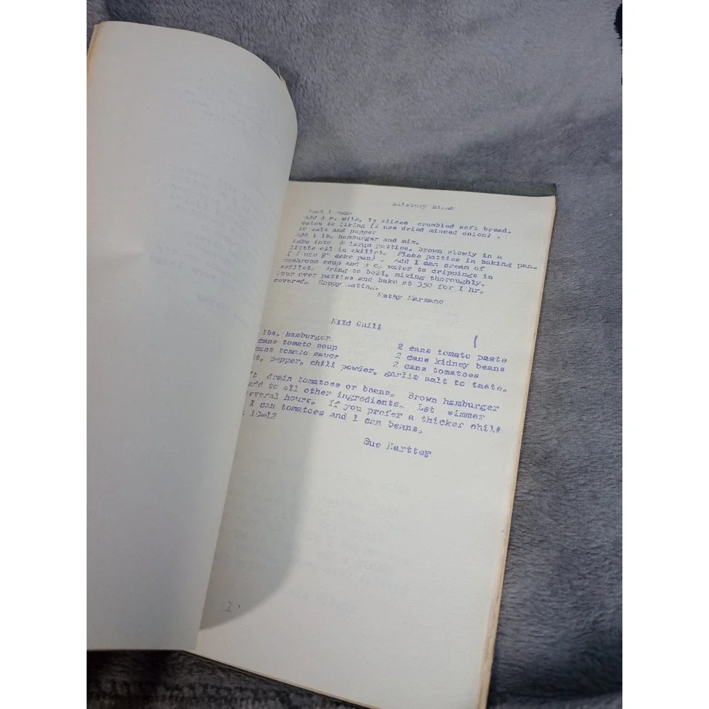Milwaukee Newcomer's Club Cookbook Hand Typed 1970 Booklet Local Recipe‎ Book